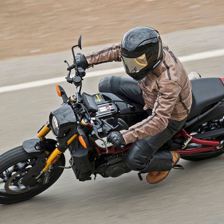 4SR kožené kalhoty Roadster & Bobber Cafe bunda v testu německého časopisu Roadster Magazi