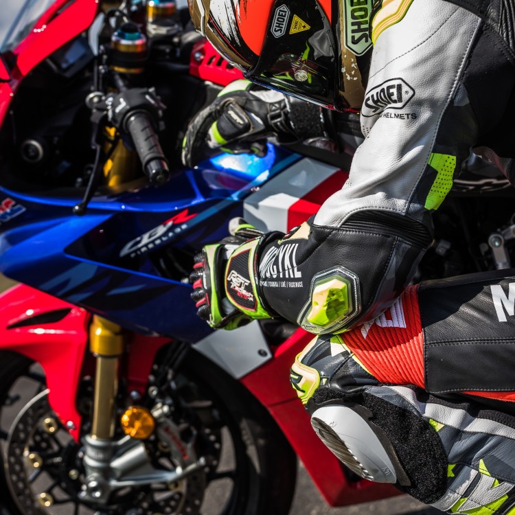 Výměnné loketní slidery 4SR v testu časopisu Motocykl