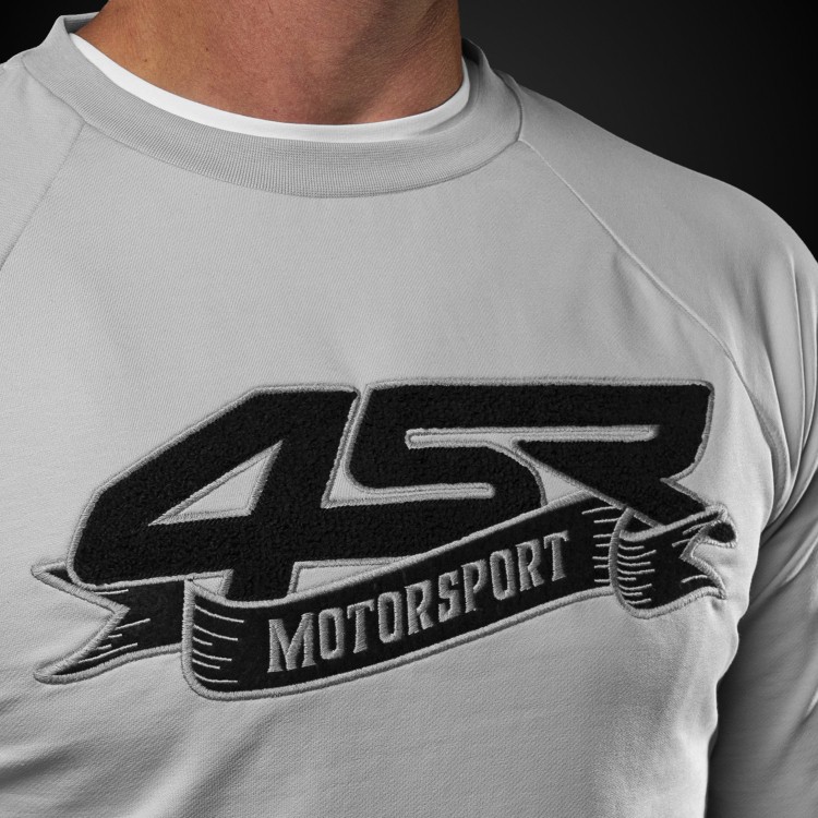 4SR mikina Motorsport Flag Grey detail loga na hrudi