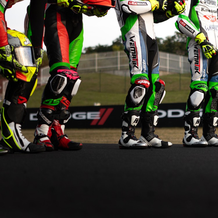 4SR bílé kolenní slidery na kombinézu - WorldSBK grid