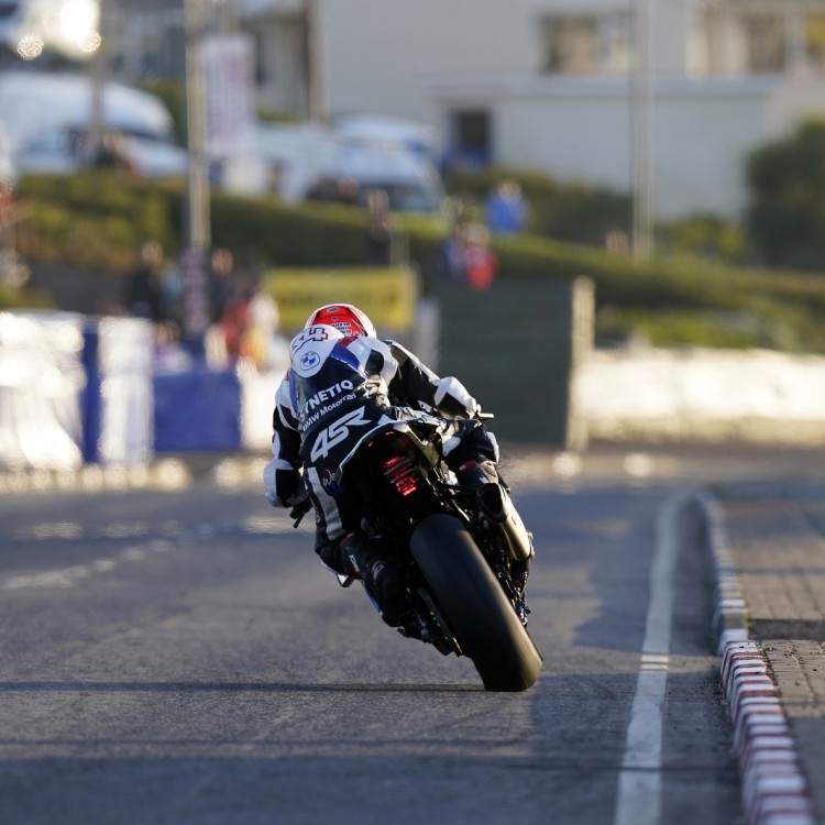 Alastair Seeley #34 North West 200 4SR závodní kombinéza 5